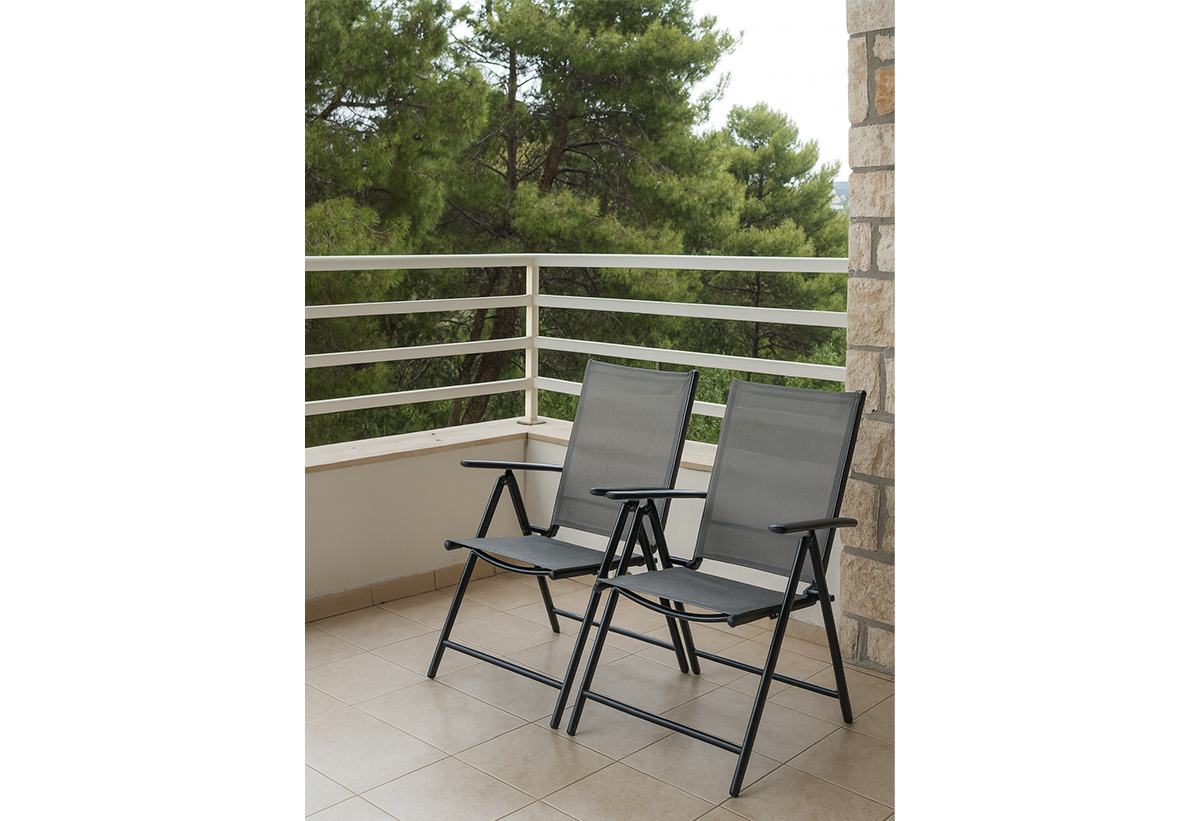 Απεικονίζονται οι πτυσσόμενες καρέκλες